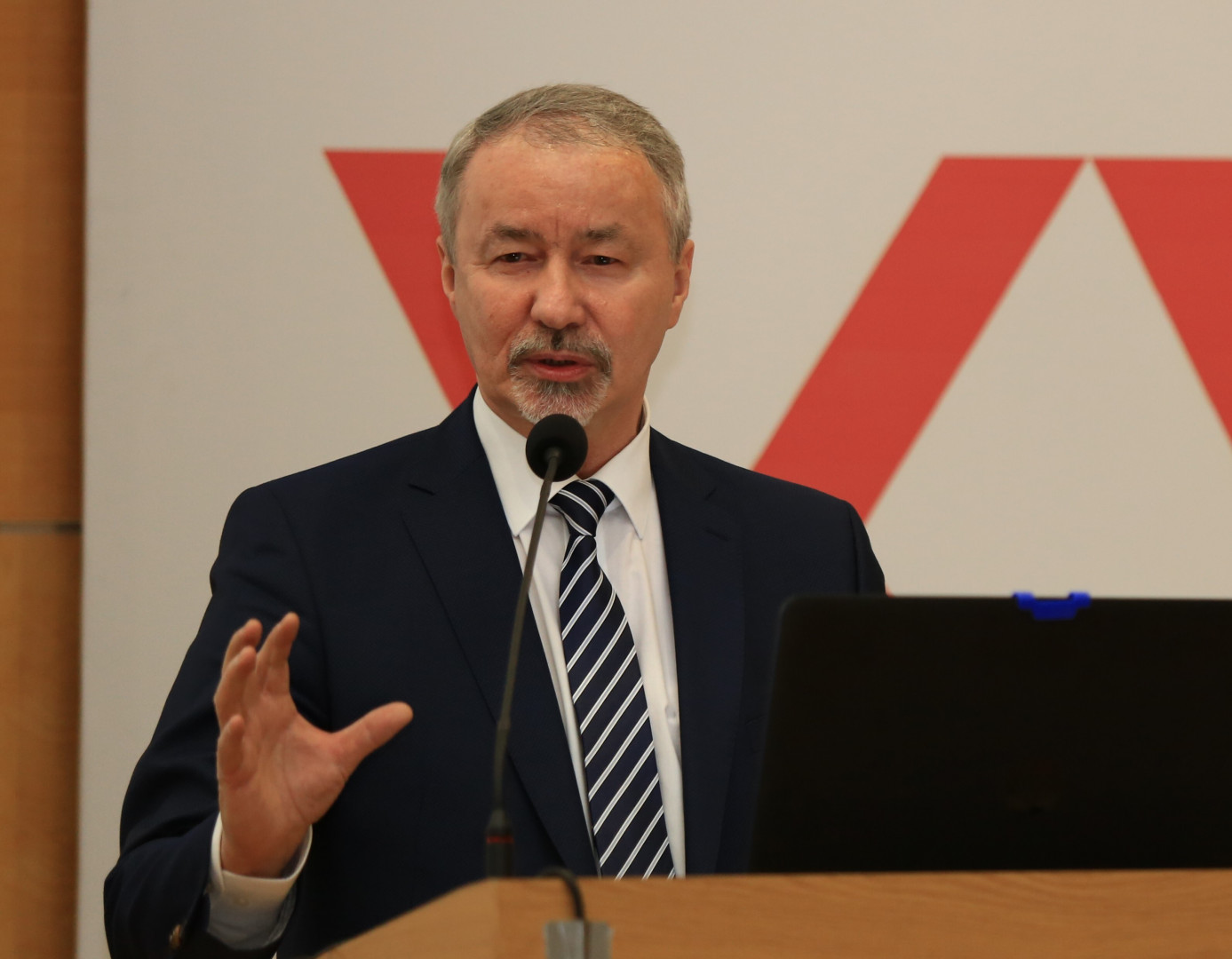 "Likwidujemy uniwersytety, równając je z kawiarniami" | Zarządzanie - Vimarsana News