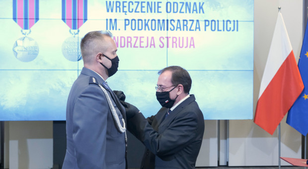 Minister SWiA Mariusz Kamiński wręcza odznaki im. im. podkomisarza Andrzeja Struja (fot. PAP/Mateusz Marek) Minister odznaczył policjantów. "Jesteście elitą"