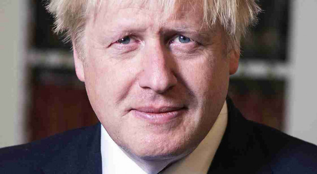 Premier Wielkiej Brytanii Boris Johnson (fot. Ben Shread/Cabinet Office/Wikipedia/OGL 3) Brytyjski premier przeprasza firmy za pingdemię problemy z pracownikami