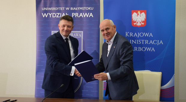 Od lewej: prof. Mariusz Popławski oraz Wojciech Orłowski. (Fot. materiały prasowe) Uczelnia zaczyna współpracę z Izbą Skarbową