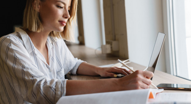 Szersze przechodzenie na elastyczne modele pracy może się opłacić finansowo nie tylko pracownikom, ale i samym bankom (Fot. Shutterstock) Większość pracowników niemieckich banków nadal pracuje z domu