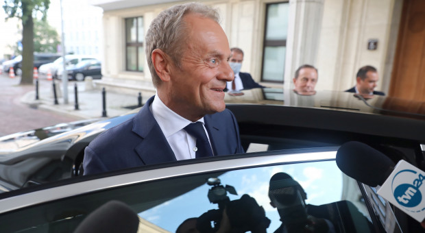 Donald Tusk po spotkaniu z parlamentarzystami KO przed siedzibą Senatu w Warszawie (fot. PAP/Tomasz Gzell) Wicepremier podliczył zarobki Donalda Tuska. 111 tys. zł miesięcznie