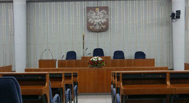 Sala posiedzeń Senatu (fot. Piotr Cierkosz / Shutterstock.com) PiS chce powiązać płace polityków z wynagrodzeniami Polaków