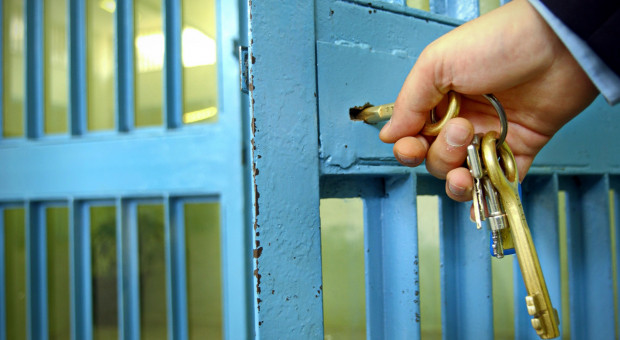 Opozycyjni politycy na Białorusi nie mają łatwego życia (fot. Shutterstock.com) Miał kandydować w wyborach, pracuje w kolonii karnej jako palacz