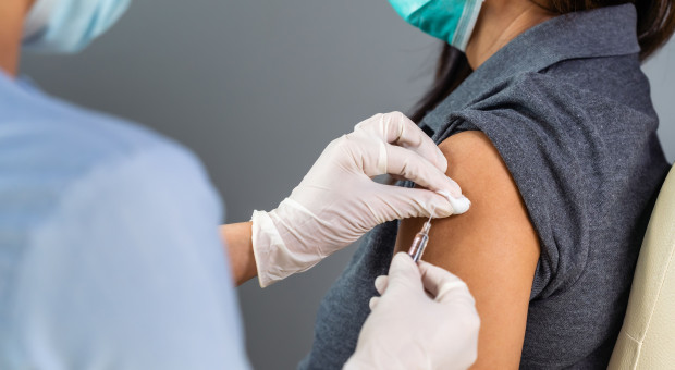 Rząd Włoch chce zwiększyć liczbę osób zaszczepionych przeciw COVID-19 (fot. Shutterstock, Inc.) Przepustki COVID-19 będą potrzebne pracownikom szkół we Włoszech