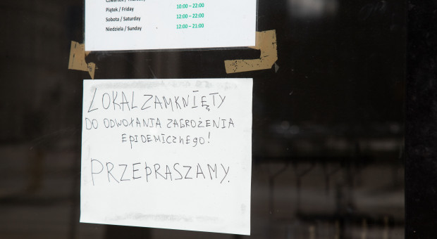 Rzecznik rządu zapewnił, że osoby zaszczepione będą miały m.in. łatwiejszy dostęp do niektórych usług (fot. MOZCO Mateusz Szymański / Shutterstock.com) Wraca widmo lockdownu. Możliwe są obostrzenia sektorowe