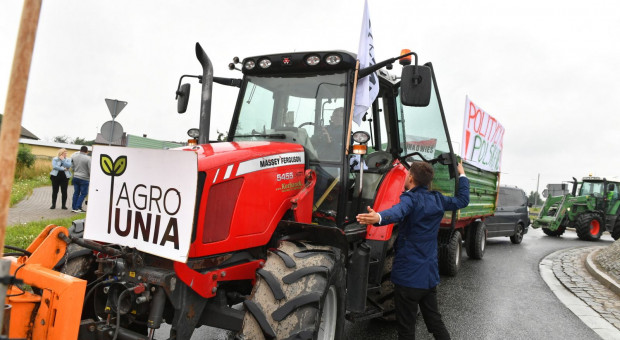 Rolnicy wzięli się za blokowanie dróg (fot. PAP/Grzegorz Michałowski) Rolnicy chcą sparaliżować blokadami cały kraj
