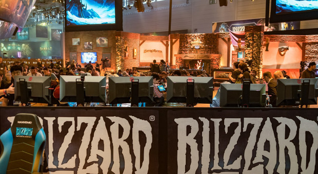 Producent gier Blizzard stracił prezesa w atmosferze seksskandalu (fot. dronepicr/Blizzard Gamescom 2017, CC BY 2.0/wikipedia) Prezes Blizzard Entertainment odchodzi po oskarżeniach o sprzyjanie kulturze molestowania