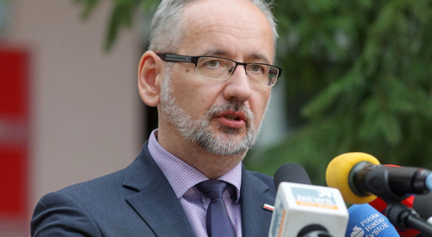 Minister zdrowia nie widzi powodów do protestów wśród medyków (fot. PAP/Artur Reszko) Niedzielski: płace pracowników medycznych nie są już bardzo niskie