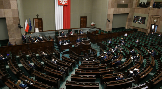 Podwyżki krytycznie ocenia 7 na 10 osób, których dochody mieszczą się w granicach 2001-3000 zł. (Fot. Twitter) Polacy nie chcą podwyżek dla polityków