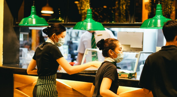Szczególnym nadzorem zostaną objęte podmioty działające w branży gastronomicznej. (Fot. unplash/ Vanna Phon) PIP sprawdza legalność zatrudnienia cudzoziemców