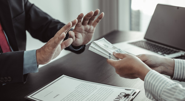 Jeżeli przychody pracownika zostaną przekroczone chociażby o 1 zł będzie musiał dopłacić (fot. shutterstock) Pracownicy będą musieli odmawiać podwyżek i premii