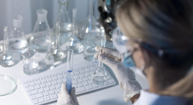 Region EMEA odnotował wzrost inwestycji korporacyjnych z sektora life sciences w skali 72 proc. (fot. freepik.com) Raport: Polska wśród najbardziej atrakcyjnych lokalizacji dla firm z sektora life sciences