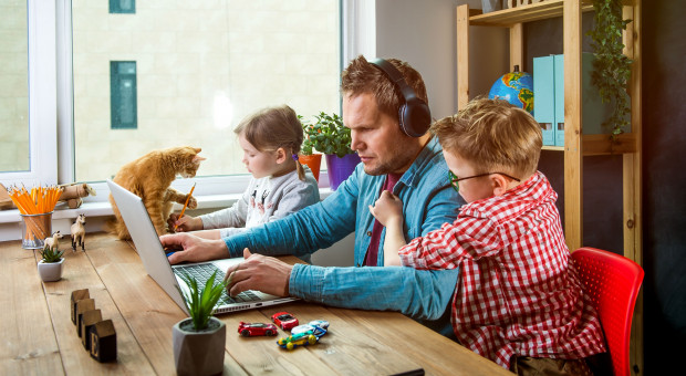 W 2020 r. w UE zatrudnionych było 72,2 proc. kobiet i 90 proc. mężczyzn w wieku 25-54 lat, posiadających dzieci (Fot. Shutterstock) Dane nie pozostawiają złudzeń. Im więcej dzieci tym mniejszy wskaźnik zatrudnienia