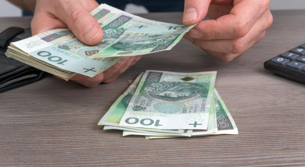 Przeciętne wynagrodzenie w drugim kwartale 2021 r. wyniosło 5504,52 zł brutto (Fot. Shutterstock) Zarobki Polaków lekko w dół. Przeciętne wynagrodzenie to 5,5 tys. zł