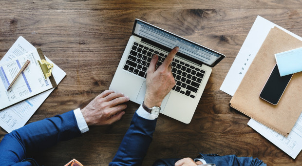 Firmy inwestycyjne zostaną podzielone na trzy kategorie ze względu na ich wielkość i wzajemne powiązania z innymi podmiotami (fot. shutterstock) Zmiany dla firm inwestycyjnych. Przepisy zostaną dostosowane do regulacji UE