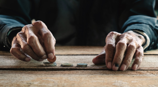 Kwota zaległości seniorów wzrosła do poziomu 10,2 mld zł (fot. shutterstock) Miliardowe długi seniorów. Rekordzista ma do oddania ponad 74 mln zł