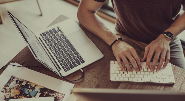 Struktury płac Google budzą niepokój o to, kto najbardziej na nich straci (fot. freepik.com/rawpixel.com) Zdalni pracownicy mogą zarabiać mniej
