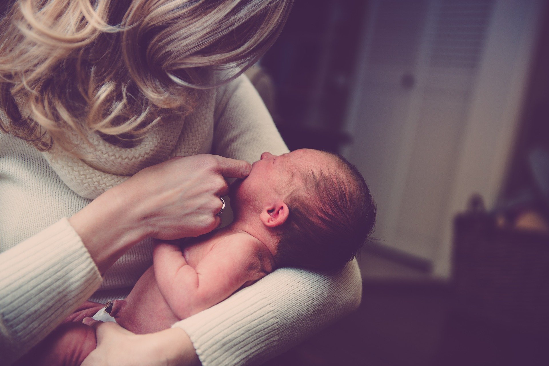 Świeżo upieczona mama nie musi składać wniosku o urlop macierzyński, ponieważ rozpoczyna się on od razu w dniu urodzenia dziecka (Fot. Pixabay)