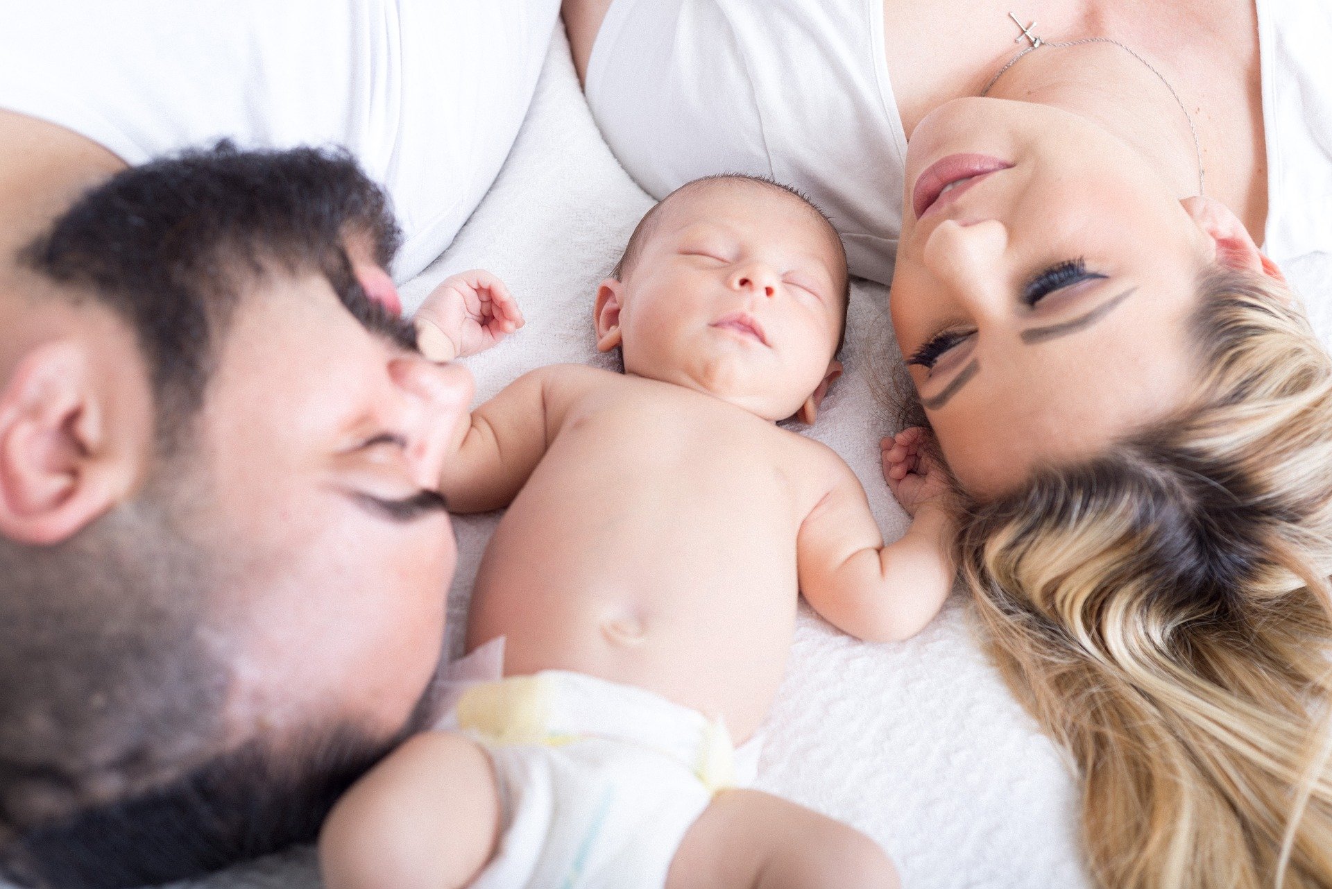 Urlop rodzicielski przysługuje zaraz po zakończeniu macierzyńskiego i trwa 32 tygodnie. Oboje rodzice mają prawo z niego skorzystać (Fot. Pixabay)