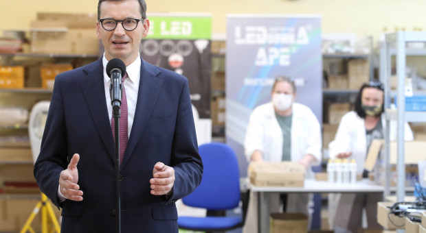 Premier odwiedził (16 sierpnia) opolskie firmy. Na zdjęciu w siedzibie firmy APE LED w Opolu. (fot. PAP/Krzysztof Świderski) Polski Ład nie podoba się przytłaczającej większości polskich firm