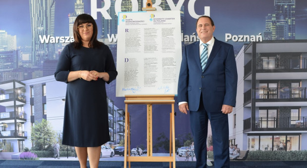 Pracodawca, który zdecyduje się podpisać kartę, deklaruje gotowość do zaangażowania wszystkich swoich pracowników, jak również partnerów biznesowych i społecznych w działania antydyskryminacyjne (fot. Robyg) Podpisali Kartę Różnorodności. Kobiety zajmują blisko połowę kierowniczych stanowisk