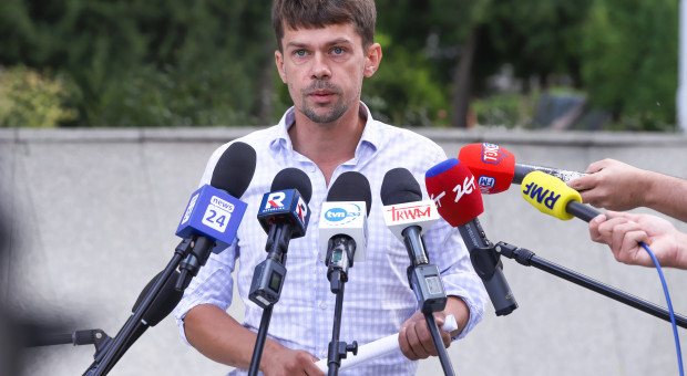 Lider AGROunii Michał Kołodziejczak podczas konferencji prasowej przed Sejmem w Warszawie (fot. PAP/Zofia Bichniewicz) Zablokują drogi w całej Polsce. "Premier nas obraził"