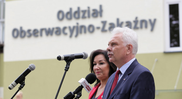 Wiceminister zdrowia Waldemar Kraska podczas uroczystości otwarcia nowego Oddziału Obserwacyjno-Zakaźnego w szpitalu powiatowym w Piszu (fot. PAP/Tomasz Waszczuk ) "Służba zdrowia jest przygotowana na czwartą falę koronawirusa"