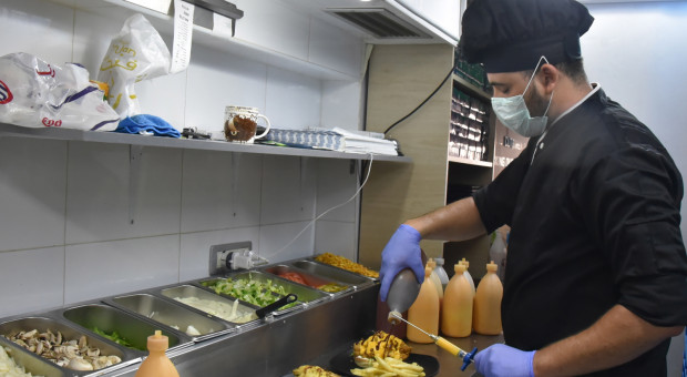 Do zdarzenia doszło w styczniu br. w restauracji przy ul. Wolności w Ostrowie Wlkp. (fot. PAP/EPA/YOUSSEF BADAWI) Sąd uchylił karę 30 tys. zł. "Wiedziałem, że prawo jest po mojej stronie"