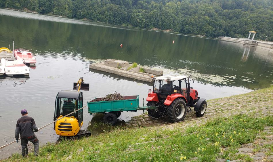 Tauron przyłączył się do społecznej akcji sprzątania brzegów Jeziora Rożnowskiego (Fot. mat. pras.)