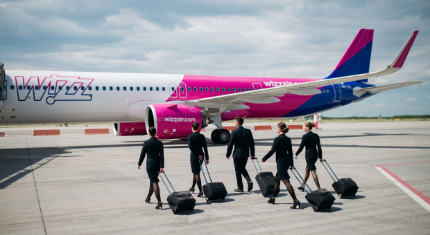 Linie lotnicze Wizz Air zapowiedziały wielką rekrutację - planują do końca bieżącego roku zatrudnić 800 osób (Fot. mat. pras.) Wizz Air rusza z kolejną rekrutacją. Szuka stewardess i stewardów