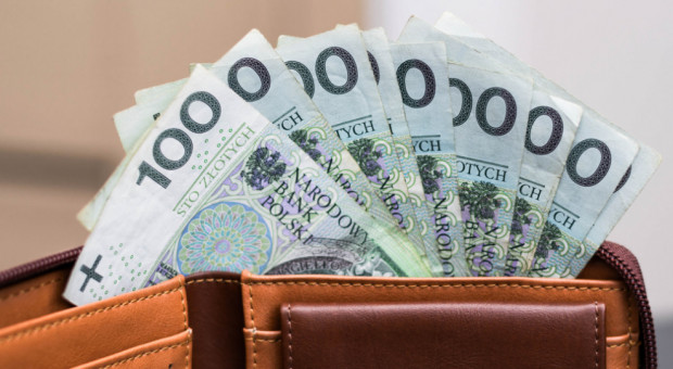 Ogólnopolskie Porozumienie Związków Zawodowych negatywnie ocenia projekt rozporządzenia, w którym proponuje się ustalenie wysokości minimalnego wynagrodzenia za pracę od dnia 1 stycznia 2022 r. w wysokości 3000 zł brutto (Fot. Shutterstock) 3 tys. zł to za mało. Związkowcy chcą więcej