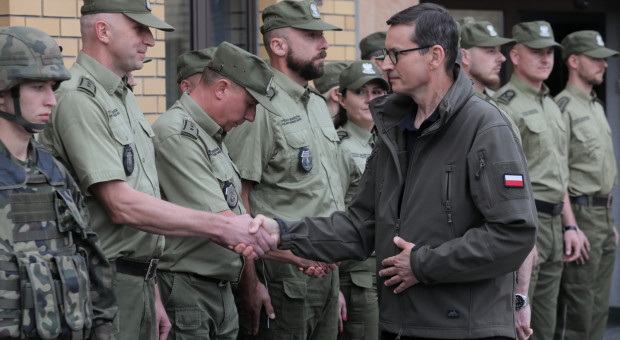 Pracowników SG odwiedził premier Mateusz Morawiecki (fot. PAP/Artur Reszko) Podziękował pracownikom. "Jesteście wierni rocie złożonego ślubowania"