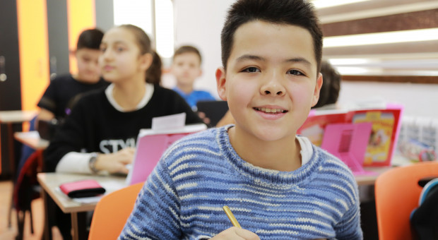 Przeprowadzone przez Fundację Zwolnieni z Teorii badania wykazały, że dzięki realizacji własnych projektów młodzi ludzie odważniej szukają pracy (jedna druga badanych) (fot. unsplash.pl) Znaleźli sposób, by młodzi sprawniej wchodzili na rynek pracy