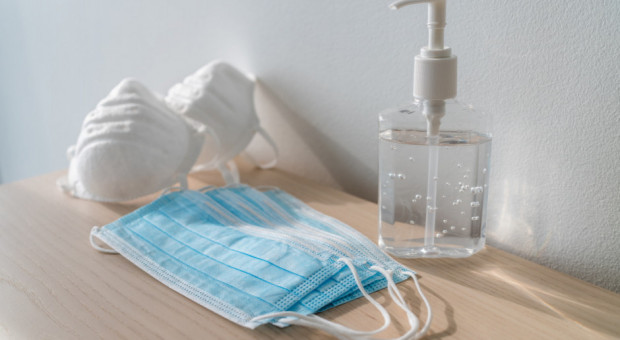 Pracownicy Forda muszą nosić maseczki w pracy (Fot. Shutterstock) Przywrócili obowiązek noszenia maseczek w pracy i zaczęły się kłopoty