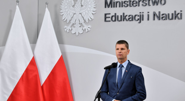 Wiceminister resortu edukacji i nauki Dariusz Piontkowski (Fot. PAP/Radek Pietruszka) Przymusowe szczepienia nauczycieli. Ważne słowa ministra