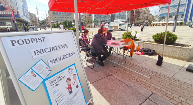Przedstawiciele m.in. śląsko-dąbrowskiej „Solidarności” zbierają podpisy w zakładach pracy, w biurach terenowych Zarządu Regionu oraz na ulicach największych miast woj. śląskiego. (fot. solidarnosckatowice.pl) Walczą o emerytury stażowe. Zostało niewiele czasu