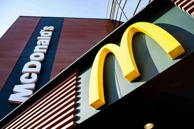 Skandal w McDonaldzie. Pracownicy zwolnieni za wycieranie sera o buty