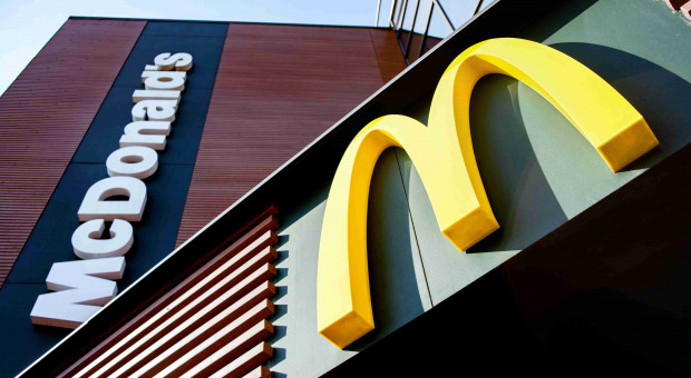 McDonald’s zwolnił dwóch pracowników, którzy na zamieszczonym w internecie nagraniu wycierają plaster sera o podeszwę buta (fot. Shutterstock) Skandal w McDonaldzie. Pracownicy zwolnieni za wycieranie sera o buty
