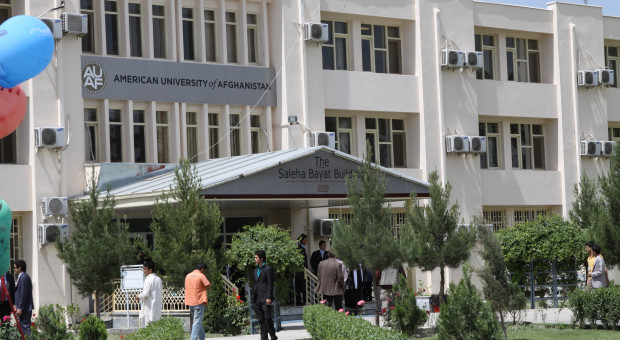 Uniwersytet Amerykański w Afganistanie (fot. wikipedia.org/USAID Afghanistan) Studenci i pracownicy Uniwersytetu Amerykańskiego w Kabulu próbują uciec z Afganistanu