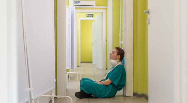 Pielęgniarki podróżne to pracownice, które mają wszystkie konieczne uprawnienia do wykonywania zawodu, ale nie są związane z daną placówką, a szpitale czy przychodnie mogą je wynająć na pewien czas poprzez firmę zewnętrzną (fot. unsplash.pl) Tam pielęgniarki zarabiają nawet 30 tys. zł tygodniowo