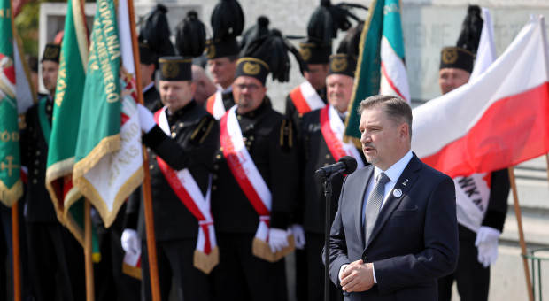 Przewodniczący Solidarności Piotr Duda podczas uroczystości przed pomnikiem Porozumienia Jastrzębskiego (fot. PAP/Andrzej Grygiel) Przewodniczący "Solidarności" przypomniał o emeryturach stażowych