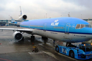 Piloci KLM będą sami ładować bagaże pasażerów do samolotów