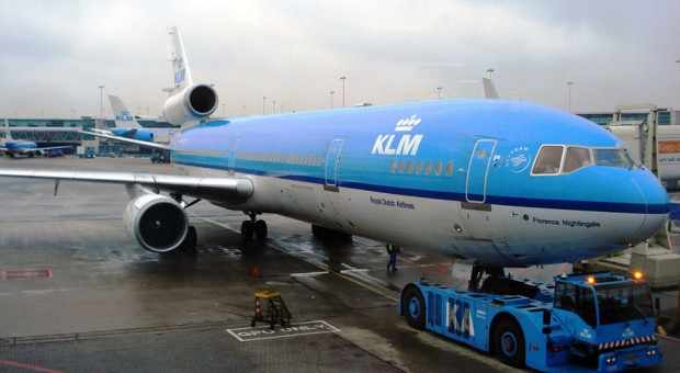 Jak oświadczył Joost van Doesburg, szef związku zawodowego FNV na lotnisku Schiphol, środek zastosowany przez KLM jest "nadzwyczajny" (Fot. Kristoferb/Wikimedia Commons/CC BY-SA 3.0) Piloci KLM będą sami ładować bagaże pasażerów do samolotów