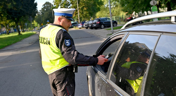 Związkowcy chcieli kontynuacji programu modernizacji służb mundurowych i związanego z tym wzrostu uposażeń (fot. PAP/Marcin Bielecki) Policjanci dogadali się z rządem w sprawie pensji