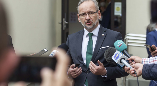 Minister zdrowia Adam Niedzielski (fot. PAP/Piotr Wittman) Od 1 lipca wzrosło wynagrodzenie ponad 250 tys. osób w służbie zdrowia