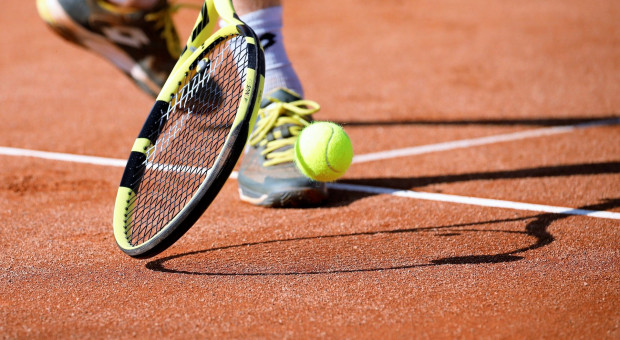Eurosport pokazując mecz tenisowy Huberta Hurkacza puścił prywatne wypowiedzi komentatorów (fot. Pixabay) Kolejna wpadka Eurosportu. Tego nie mieli usłyszeć widzowie