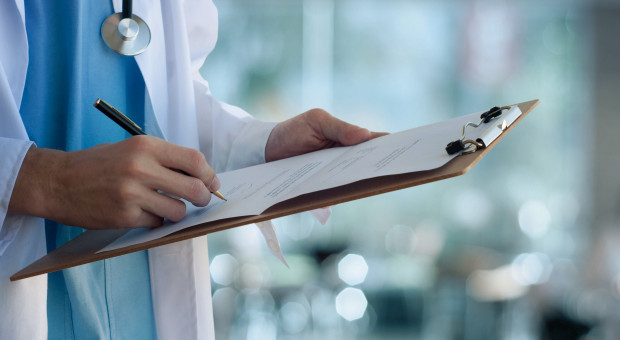 Decyzję o zawieszeniu medyków za niedopełnienie tego obowiązku podjęło ponad 40 lokalnych izb lekarskich (fot. shutterstock) Około 1,5 tys. niezaszczepionych lekarzy kontynuuje praktykę