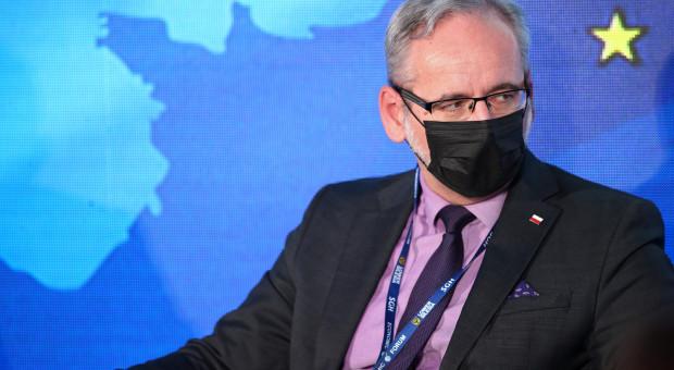 Zleciłem Agencji Oceny Technologii Medycznej i Taryfikacji na nowo wyszacować, tzw. cenę dobokaretki - mówi Niedzielski. (fot. PAP/Łukasz Gągulski) Więcej pieniędzy dla ratowników medycznych