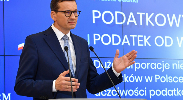Dziewięć milionów Polaków ze wszystkich, którzy pracują, bądź są emerytami, przestaje płacić PIT - mówi premier Morawiecki. (fot. PAP/Radek Pietruszka) Po tej zmianie 9 mln Polaków przestanie płacić PIT